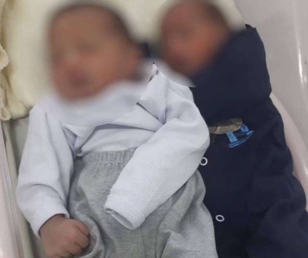 雙胞胎 在小朋友八個月大時，帶他們去做DNA親子鑒定