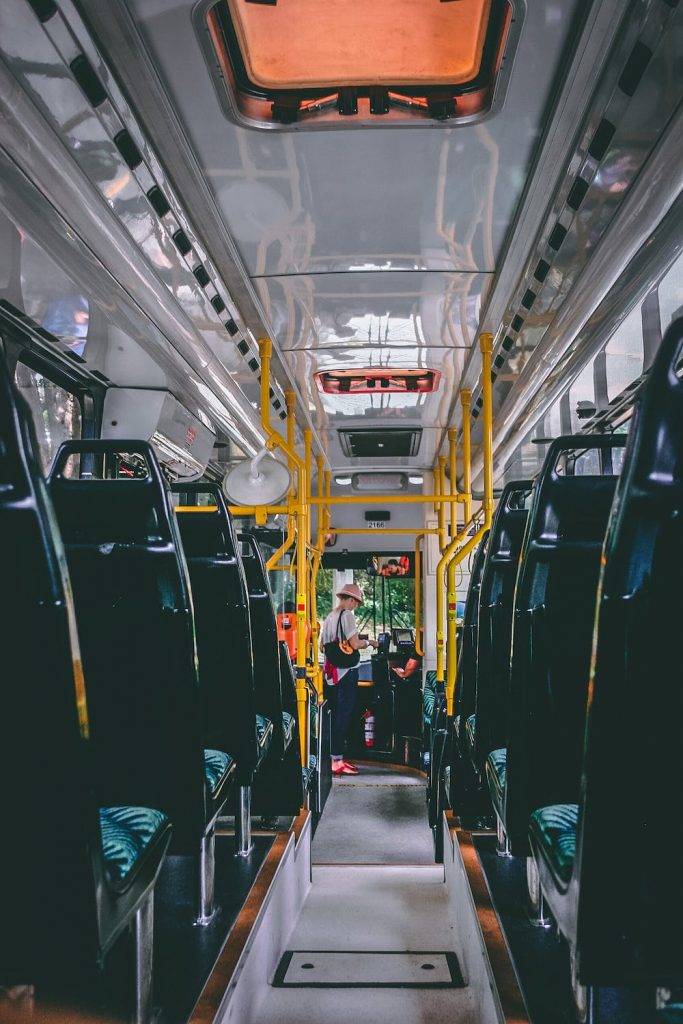 AirDrop 女網友分享自己早前坐長途巴士從台灣林口返回台北，巴士座位編排是左右靠窗各有兩個座位，中間為走道。