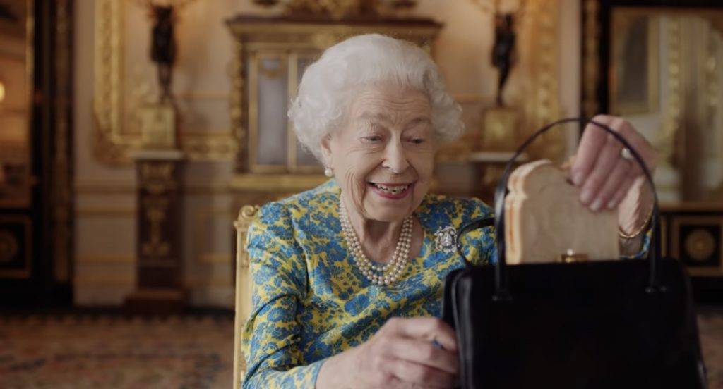 英女王 英女皇 英女皇與柏靈頓熊在白金漢宮中一同享用下午茶，片中她更提及到自己跟柏靈頓熊一樣會隨身帶柑橘醬三文治 Marmalade sandwich )