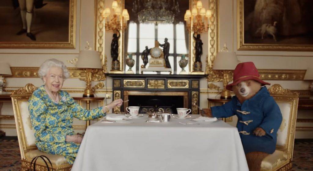 英女王 英女皇 今年六月時，英女皇為慶祝登基70周年，英國王室拍攝了他與柏靈頓熊有趣影片