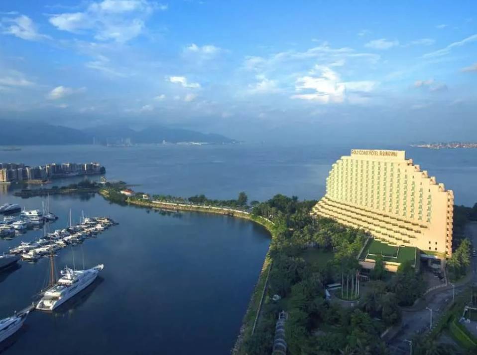 親子酒店 香港黃金海岸酒店坐擁迷人海景或黃金海岸遊艇會及鄉村俱樂部優美景致。