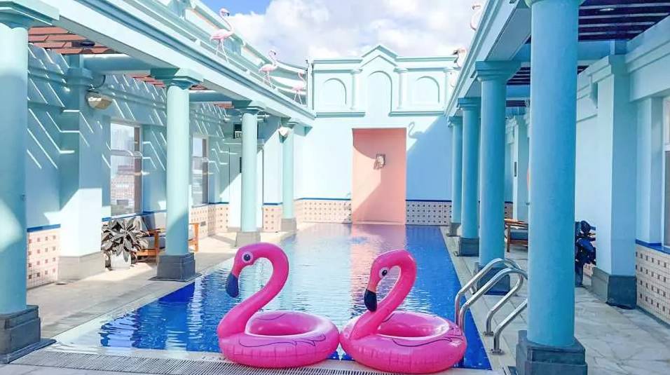 親子酒店 小摩洛哥復古風泳池，偽旅遊打卡熱點 。摩洛哥風情設計，藍色配粉紅色，非常夢幻！