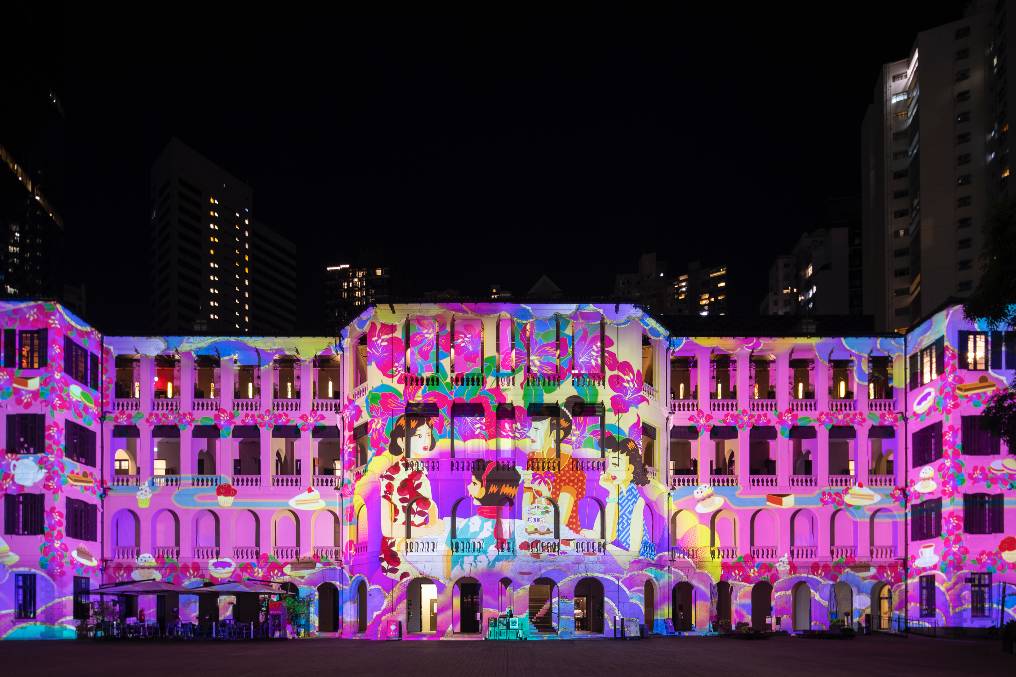 大館 由即日起至9月25日，中環大館檢閱廣場將會上映全新立體光雕投影節目「綻放大館」。