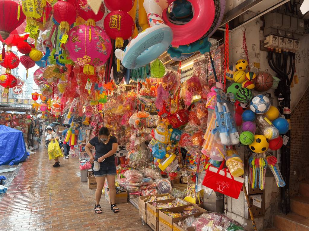 燈籠街 又名「玩具街」嘅深水埗福榮街，街上有超過30間精品文具店，絕對係玩具迷嘅尋寶小天地！
