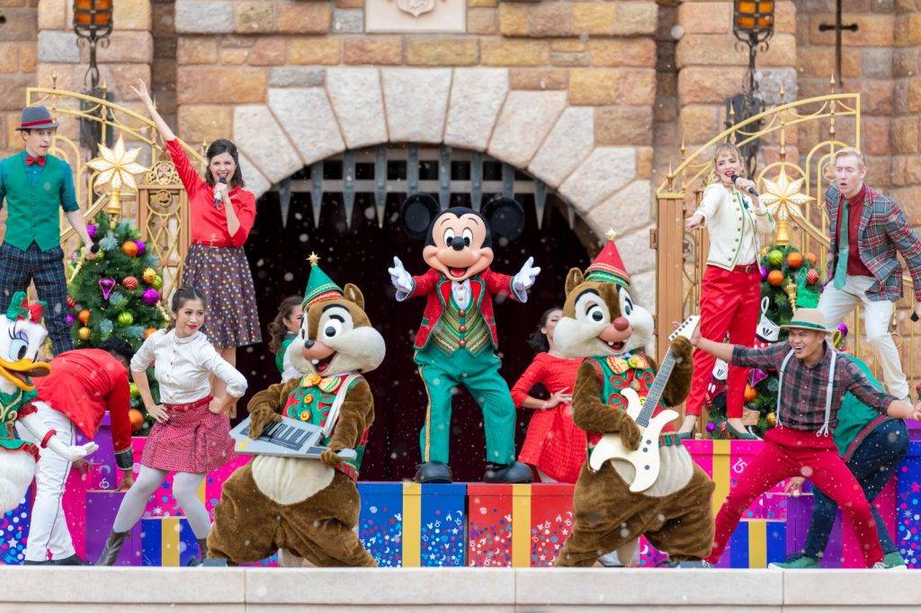迪士尼 十一月至十二月期間，齊齊投入溫馨歡騰的「A Disney Christmas」與一眾迪士尼朋友，在漫天飄雪下，投入窩心傳統的節慶體驗之中，感受迪士尼聖誕的魔力！