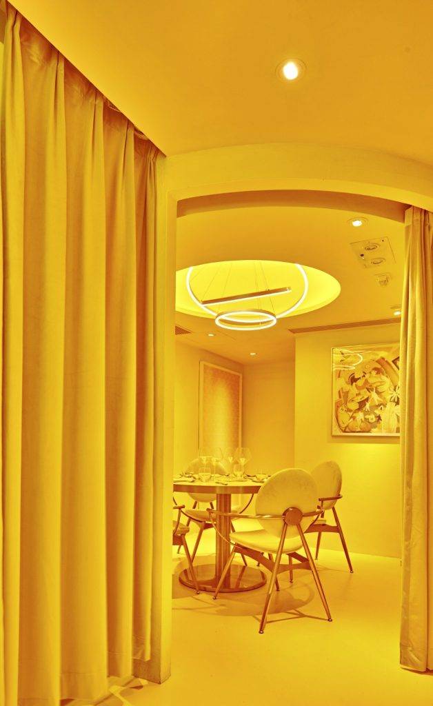 MONMONO 由牆壁到餐廳內的裝飾，都用上單一黃色。