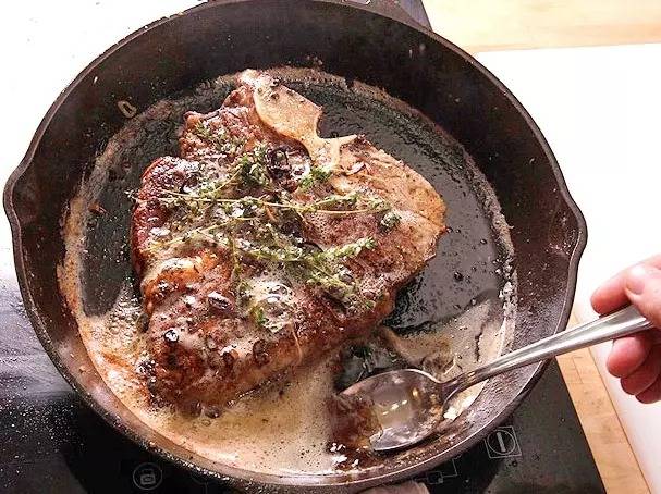 飲食熱話、煎牛扒 Gordon Ramsay 曾教路煎牛扒秘訣，在離鑊前，加入牛油並反覆淋在牛扒表面可以令風味昇華。