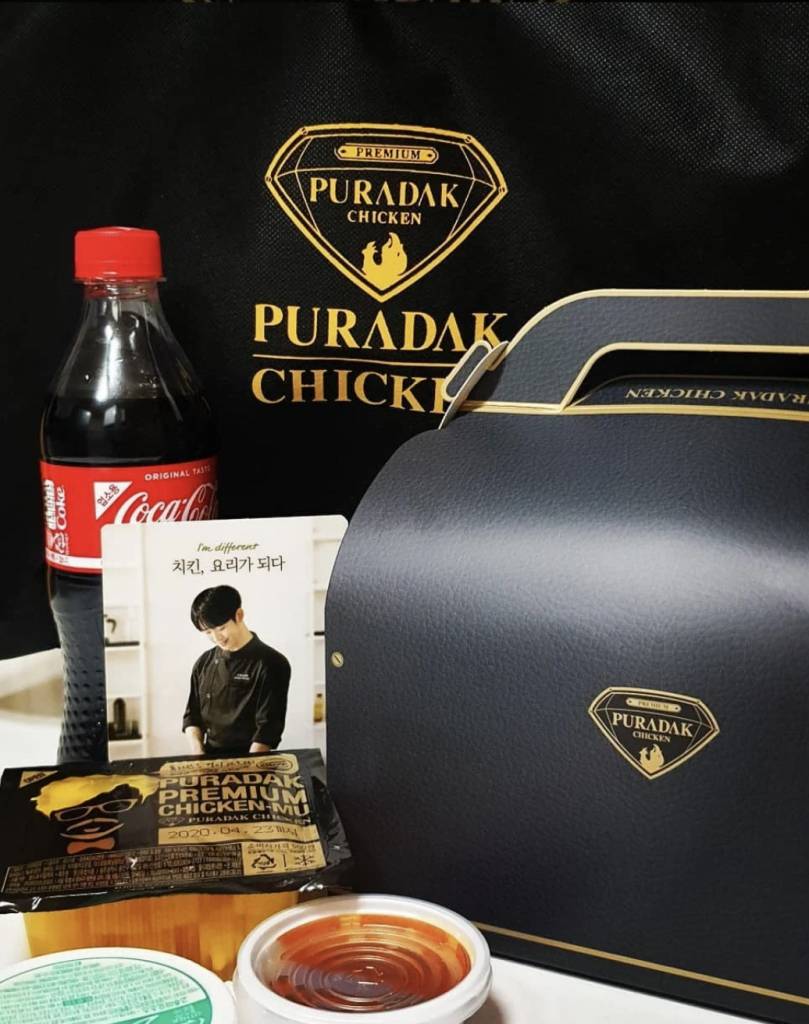 Puradak Chicken 炸雞包裝以黑金色為主，十分時尚！