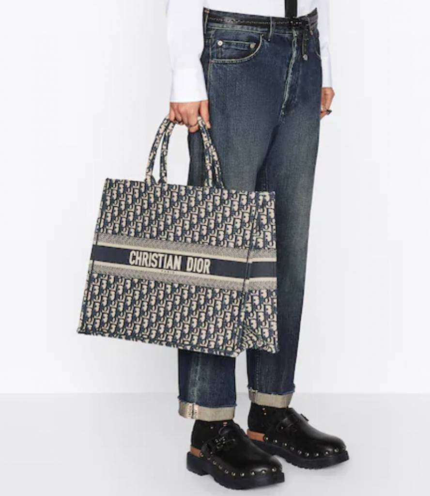 Dior 有網民表示同樣購入同款Tote Bag，「也沒怎麼用過，內里變色，也不是我手汗護手霜的問題吧？ 手柄都沒事，包身就這樣了」。