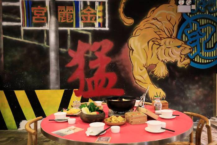 西環美食 西環店有很多吸睛的香港特色塗鴉，這幅結合猛虎和霓虹廣告的超霸氣牆身，絕對是全場搶手的打卡位。