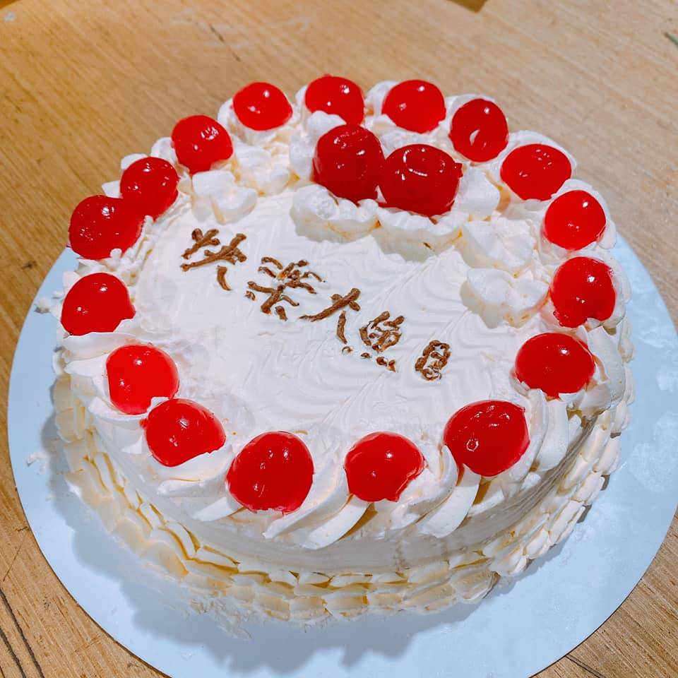 豪華餅店 有網友分享自己的豪華生日蛋糕，整餅師傅的核突手寫字將「快樂大魚日都變咗快X大魚旦啦」。