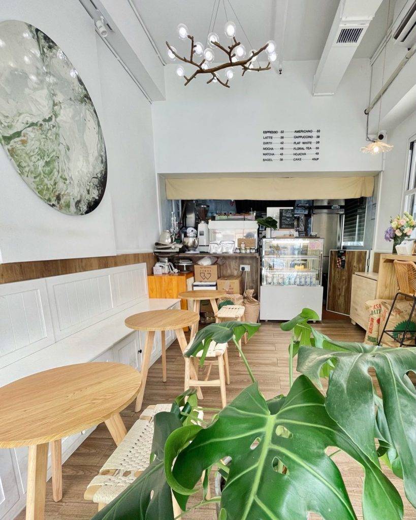 Cafe 旺角Cafe｜Cafe店門以純白木系作設計，室內同樣帶種小清新療癒感。