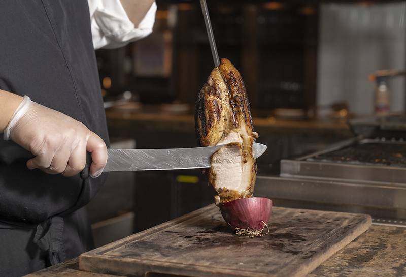 自助餐 優惠 正宗的巴西烤肉用「劍」將肉直接切到客人的盤子上