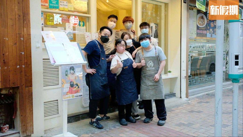 My Ahjussi 大角咀My Ahjussi韓式Cafe！由店主Tim前排最左）主理，小店更有聘請特殊人士到店工作，希望可以提供一個共融的地方讓社會上的弱勢社群可以有機會投身社會工作。