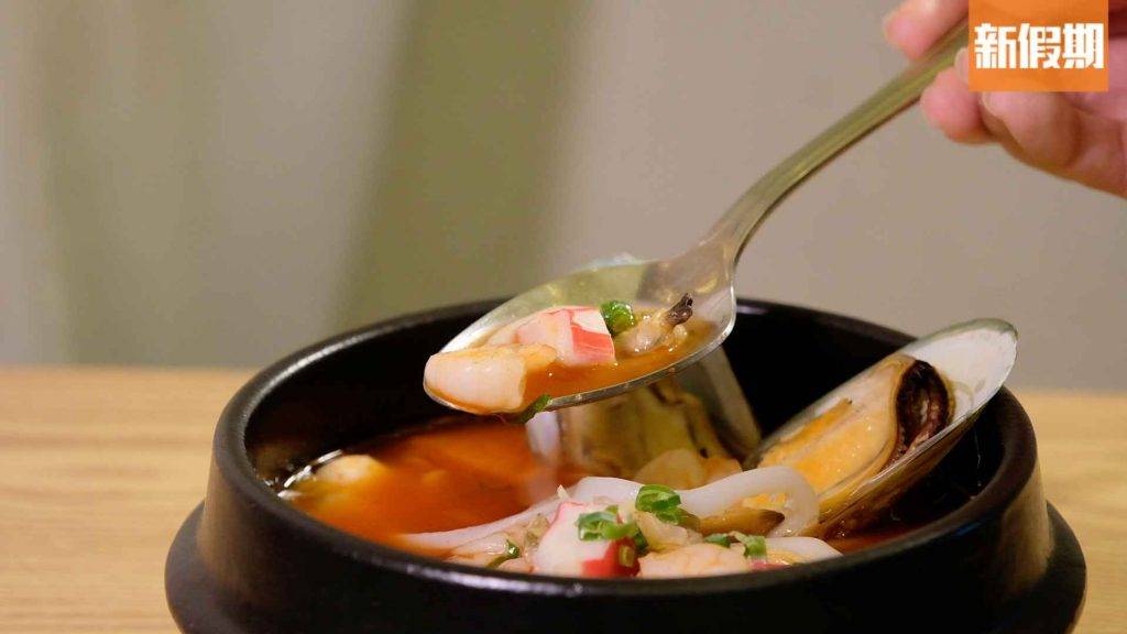 My Ahjussi 海鮮豆腐鍋湯底微辛辣，配有青口及多款海鮮，下飯不錯。