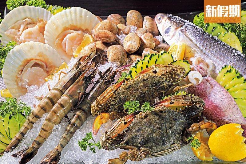 燒烤場2022 海鮮拼盤4人份）由師傅親自於市場選購，有海蟹、海蝦、活蜆、扇貝、烏頭魚，非常新鮮。