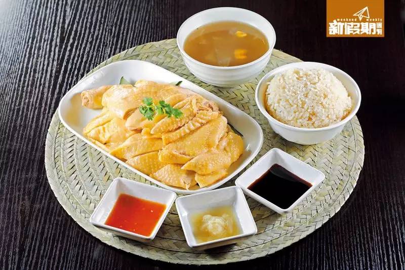 新加坡的海南雞飯做法是以慢煮浸熟的方法去處理。
