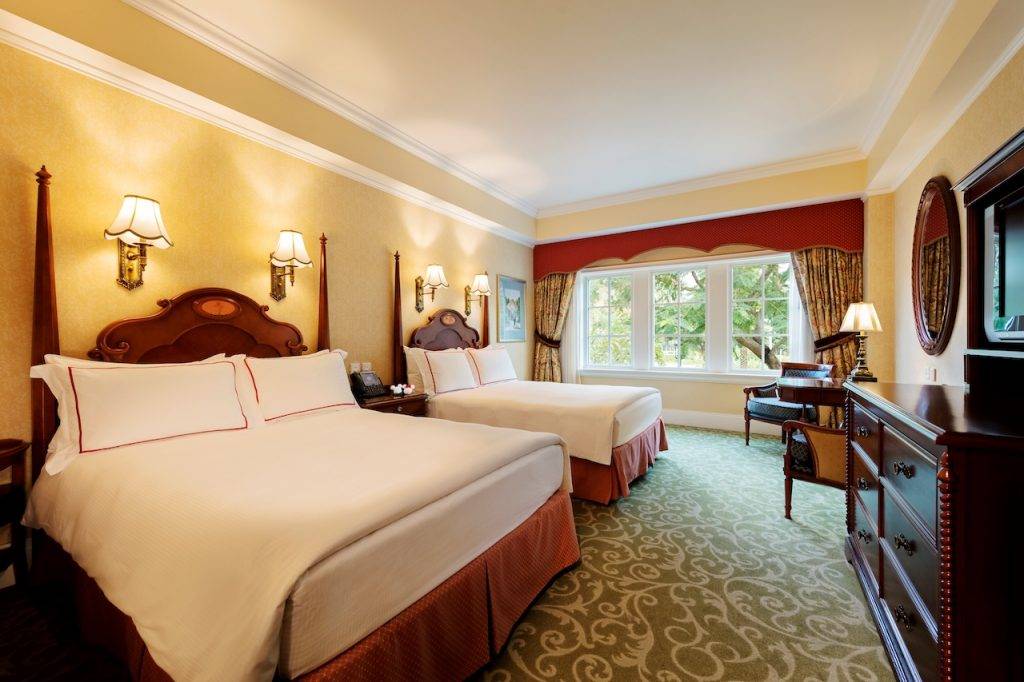 迪士尼酒店 優惠 香港迪士尼樂園酒店 標準客房 - 淨房：2位成人、2位12歲以下兒童入住，低至HK$299/位 起 已含10%服務費)