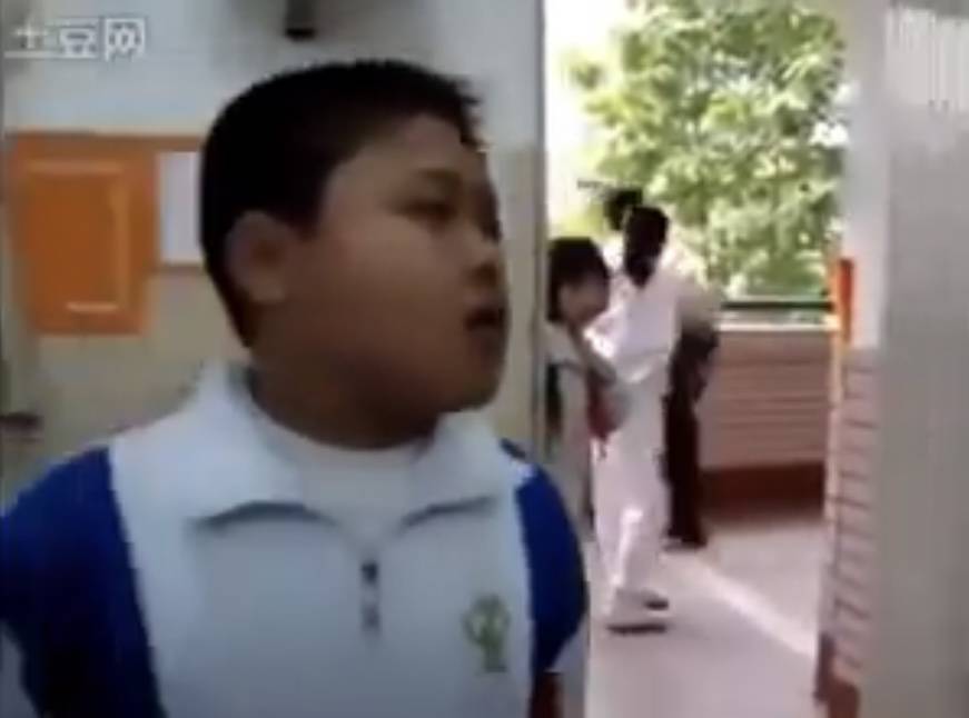 潮語 片中有兩位小學生在課室中吵架，其中一個男生情緒激動