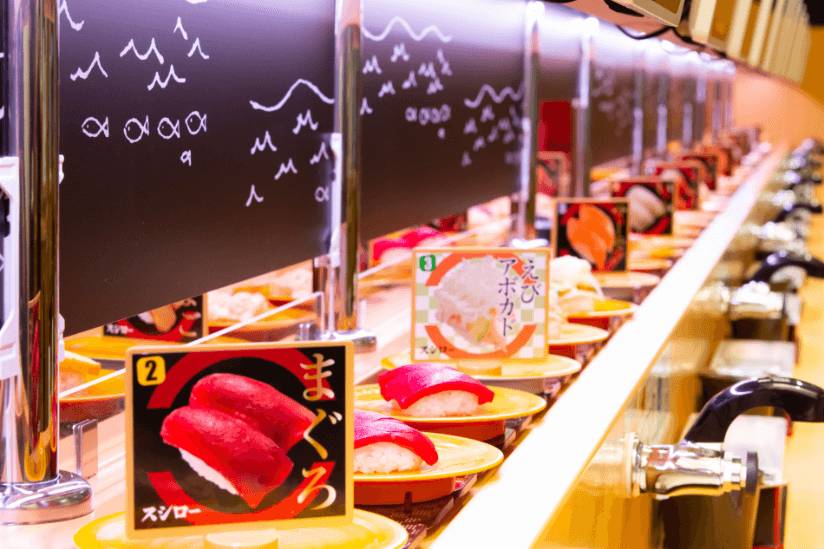 日本壽司郎 壽司郎本來一直是日本迴轉壽司的龍頭大哥，但今年不繼發生「欺騙食客」事件，令股價大跌。