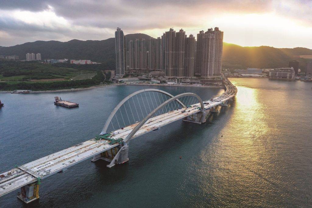 公益金百萬行 將軍澳跨灣連接路是香港首條同時具備行車道、單車徑及行人路功能的海上高架橋。