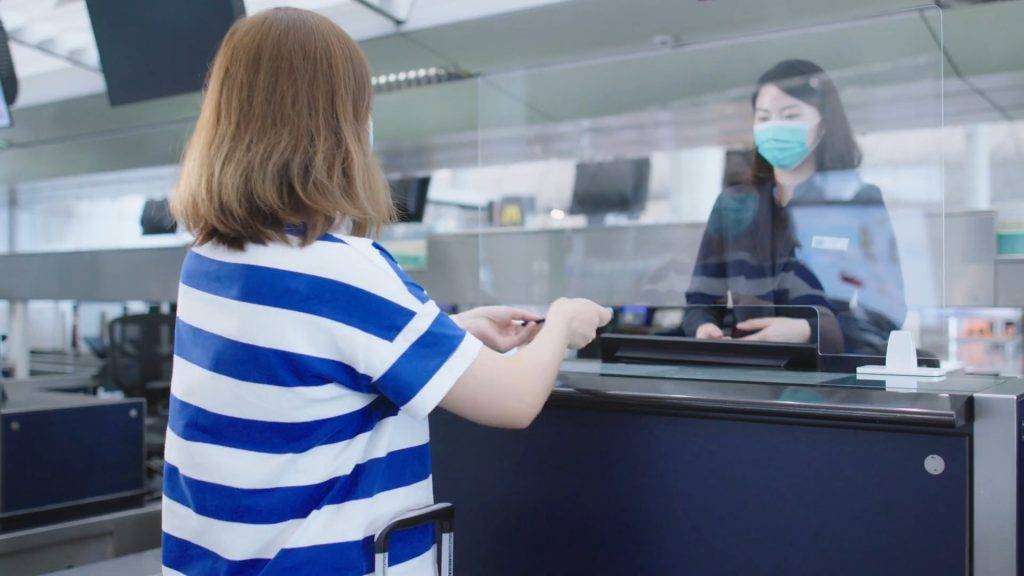 香港機場出境 香港出入境要求 在辦理登機手續時，請出示綠色健康申報二維碼供航空公司查核，即可獲安排登機。