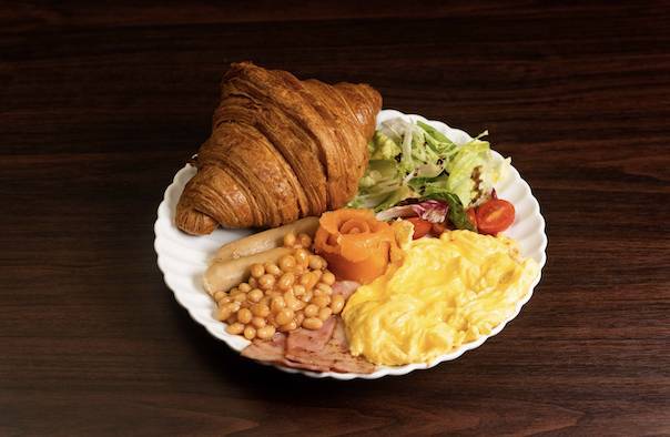 旺角cafe 旺角Cafe｜洋風全日早餐豐盛份量足，包括三文魚、炒蛋、牛角包、沙律及茄汁。