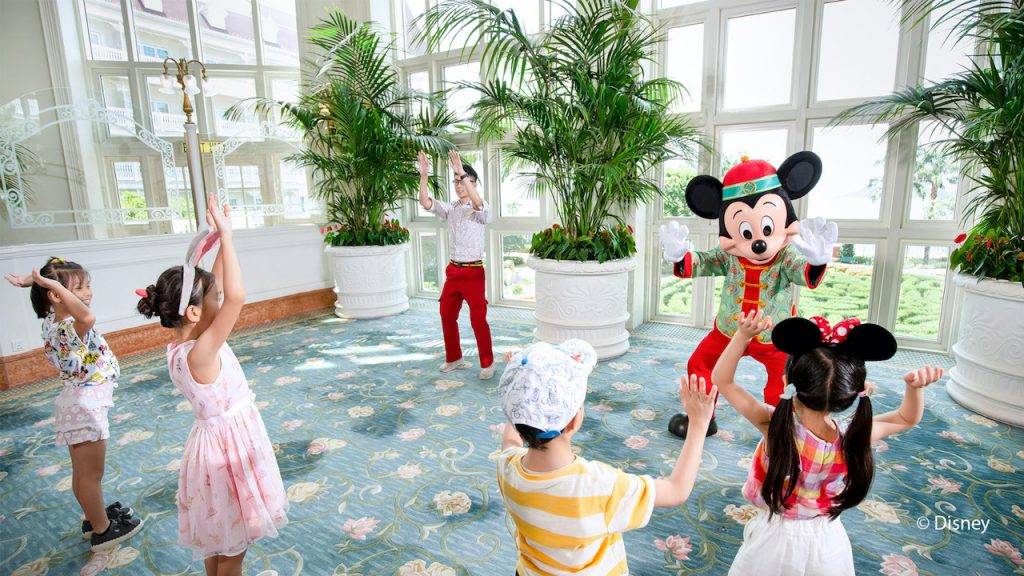 迪士尼酒店 優惠 迪士尼朋友將於「香港迪士尼樂園酒店」出現，與賓客一起耍太極，展開愉快的一天