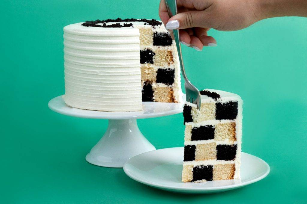 甜品 甜品推介｜黑白棋盤蛋糕為尖沙咀新店獨家發售，暫時只設有原個6英吋蛋糕裝，每天於店內限量發售。