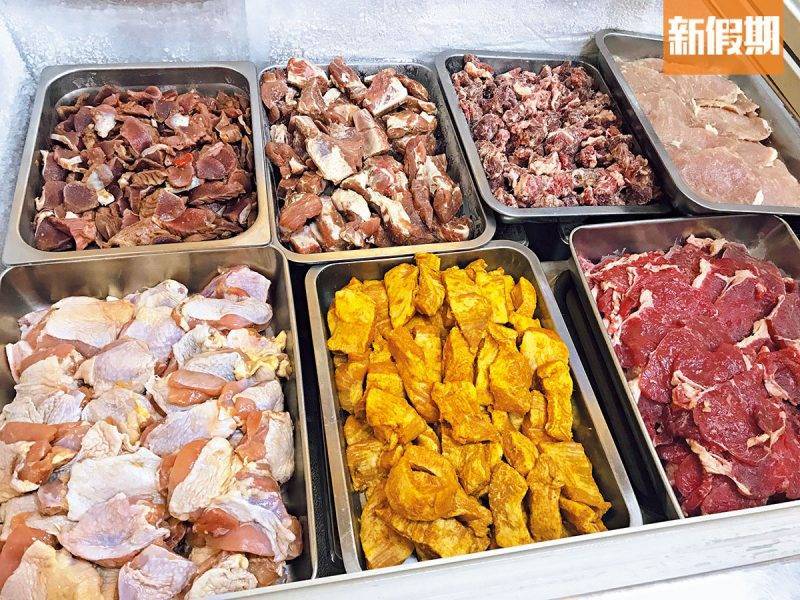 燒烤場2022 有大量雞翼、扒類、丸類、金沙骨、豬頸肉等任食。