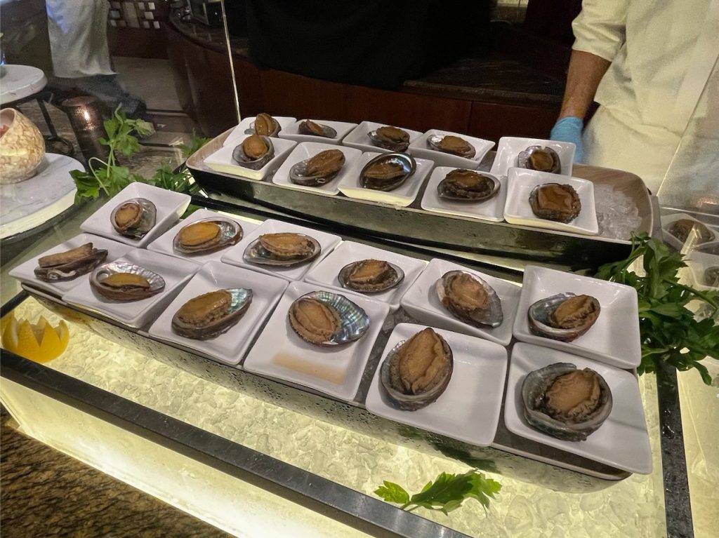 港麗酒店 話明鮑魚主題，亦有兩款凍食鮑魚可供選擇：酒糟鮑魚及日式磯燒鮑魚