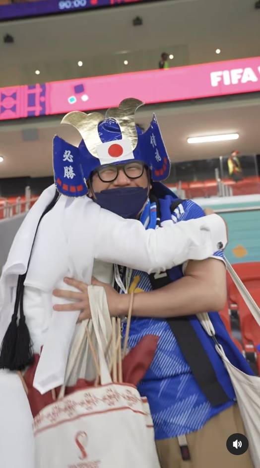 日本隊 在片段最後跟與他們握手擁抱示好，表示對他們相當尊敬。