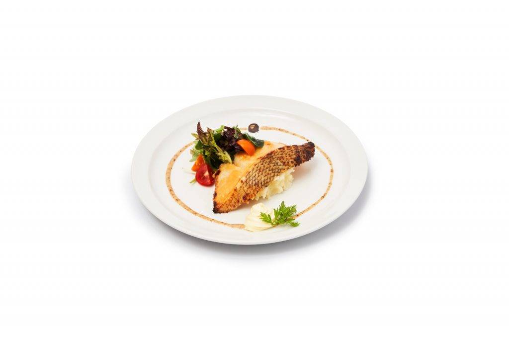 BAPE CAFE 香港限定味噌白銀鱈魚配薯蓉$229﹐醃漬後的白銀鱈魚，再烤焗成金黃表面﹐味道香濃，口感柔滑。