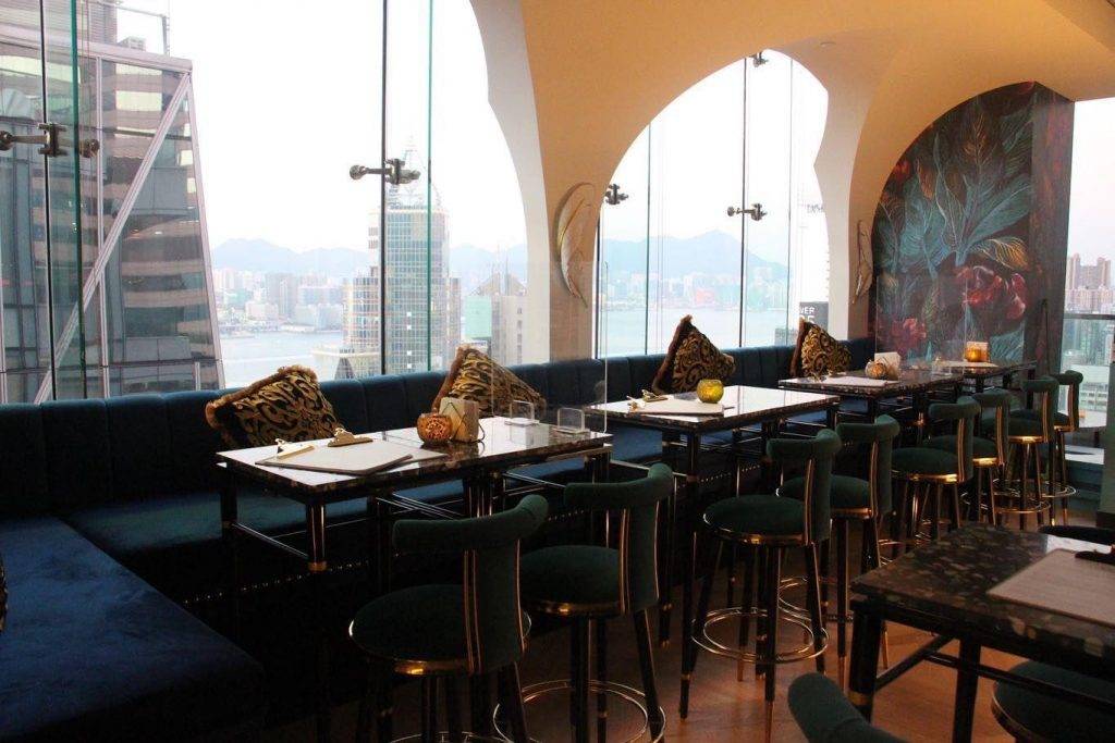 酒吧 酒吧推薦｜餐廳位於30樓，店內採用地中海風格。