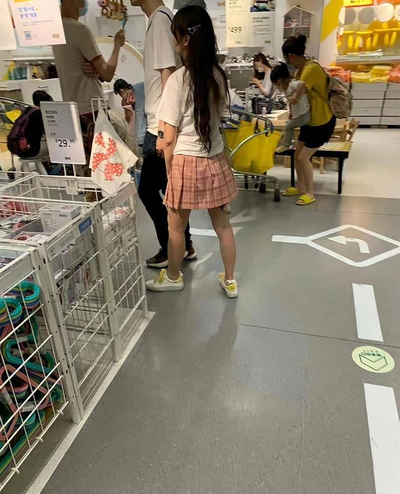 IKEA 事主表示當時正在行IKEA的兒童區，突然望到前面有個著粉紅色短裙的女子，雙腳中間一直有物體移動，於是走上前仔細一看，見到疑似是一條啡色的尾巴。