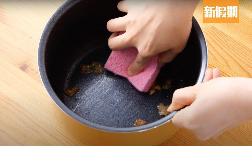 糯米飯食譜 Step 3: 出盡奶力刷也不易刮花廚具，一刷立即去掉黐笠笠飯漬，絕對是主婦恩物。