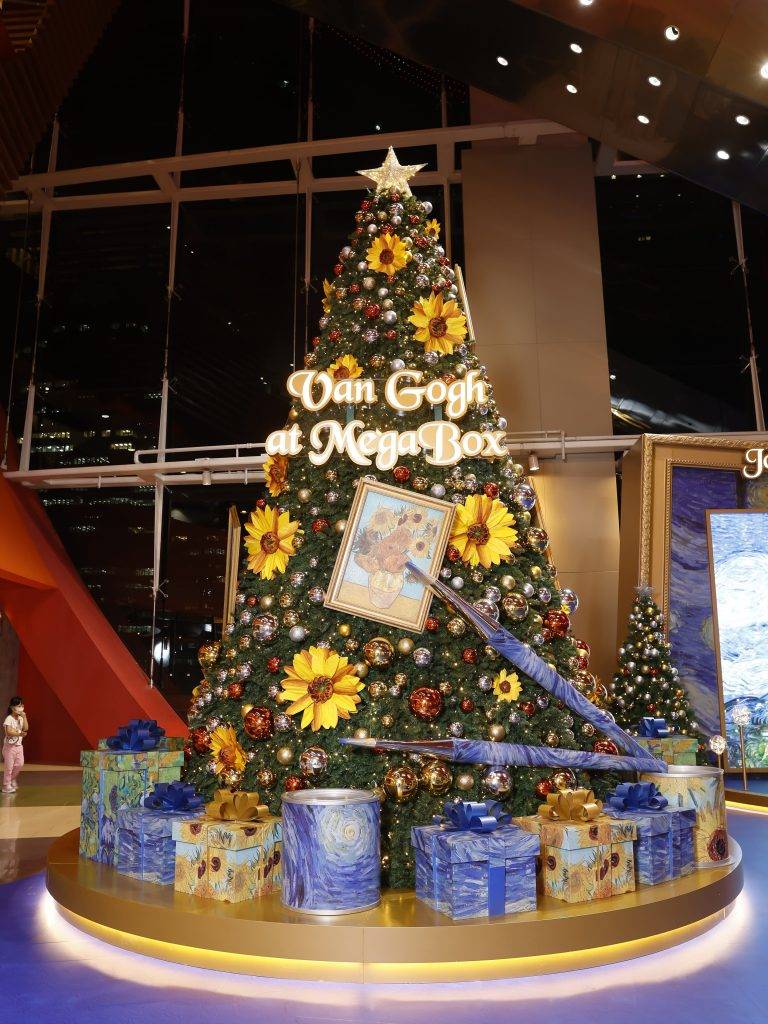 梵高展覽 梵高沉浸式體驗展 以《十二朵向日葵》為藍本，配以鮮豔奪目的向日葵聖誕裝飾同閃爍生輝的燈光，製作出 20 呎高不一樣的油畫風聖誕樹。