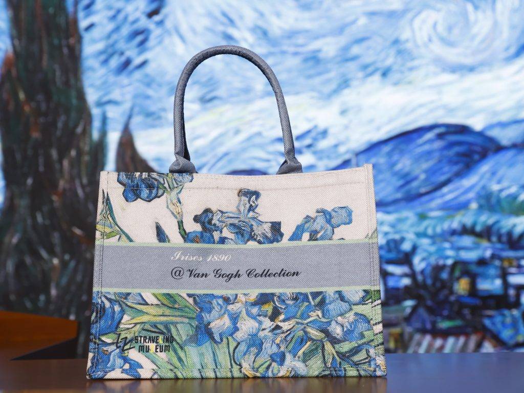 梵高展覽 梵高沉浸式體驗展 《鳶尾花》手挽袋：HK$3,800 或以上　