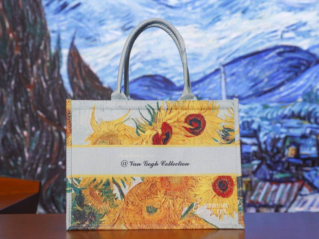 梵高展覽 梵高沉浸式體驗展 《十二朵向日葵》手挽袋：HK$3,800 或以上　