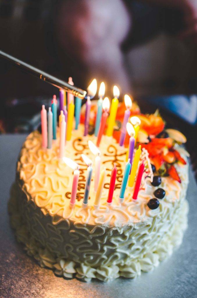 男友 不少人生日都會去餐廳慶祝，自帶蛋糕吹蠟燭，實屬常見。