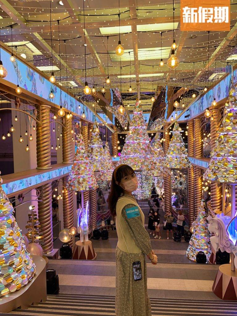 海港城聖誕2022 海港城聖誕 樂園中最大型的「獨角獸Merry-Go-Round」宮殿，從樓梯最高位置俯瞰可看見全部亮麗的聖誕裝飾，充滿節日氣氛！