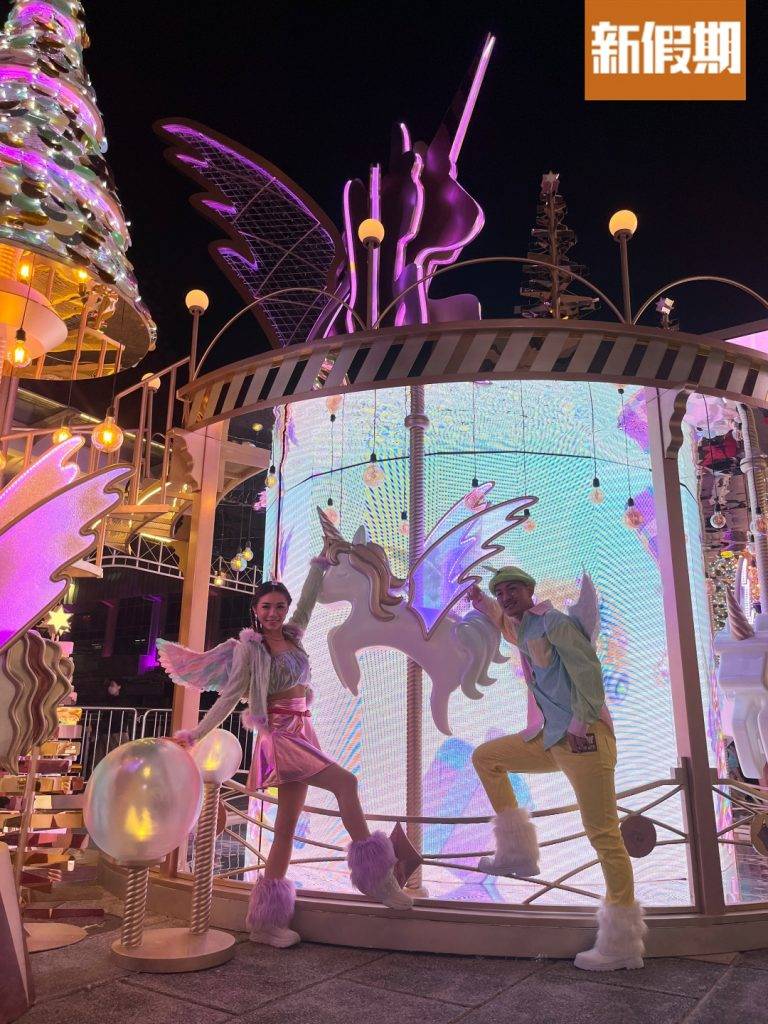 海港城聖誕2022 海港城聖誕 樂園裏設有2組巨型LED「獨角獸Merry-Go-Round」，多隻獨角獸圍繞LED柱身！