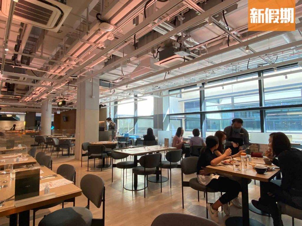 I-O-N 餐廳位於中環街市中庭，以開放式設計和簡約風為主，更有日光！