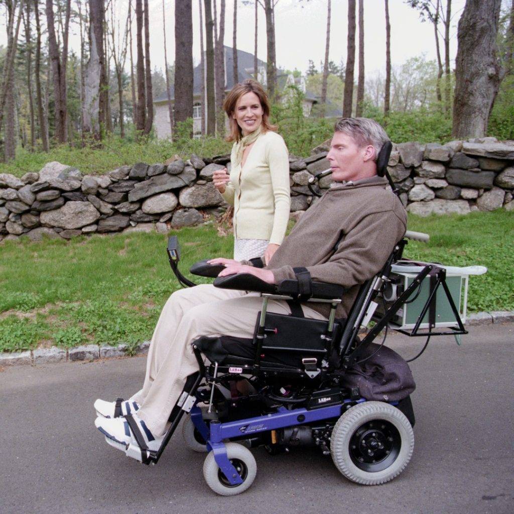 癱瘓 飾演《超人》的基斯杜化李夫在90年代因參加馬術比賽時發生意外，脊椎嚴重受傷，全身癱瘓