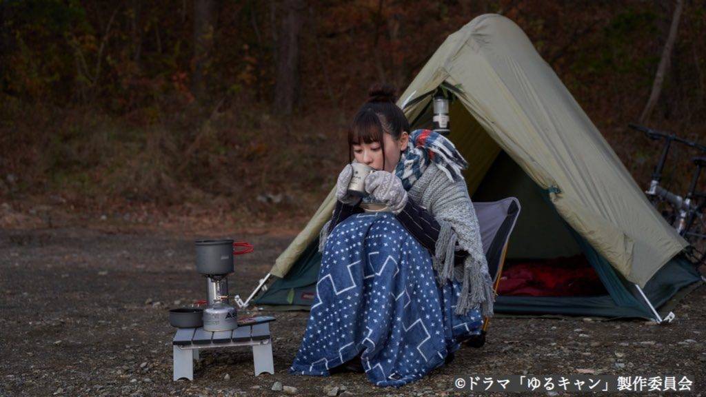 露營 女主在空地露營搭帳篷過夜
