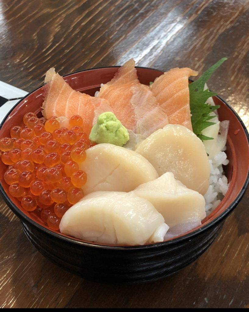 港人,日本旅行,海鮮丼 吃到又平又靚的海鮮丼，難免會興奮，但外遊時記得保持冷靜、禮貌，以免對其他人客做成不便。