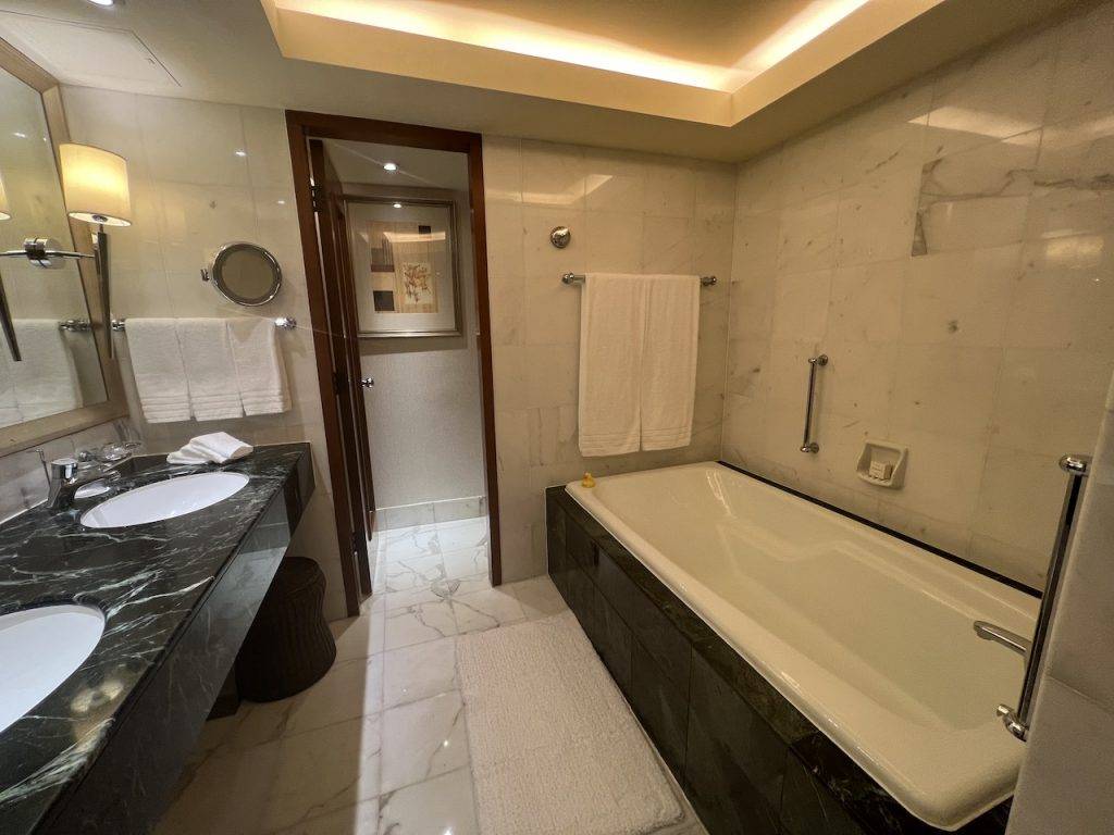 港麗酒店 雲石浴室大到有雙臉盤、特大浴缸及獨立淋浴間，廁所在最入的房間。
