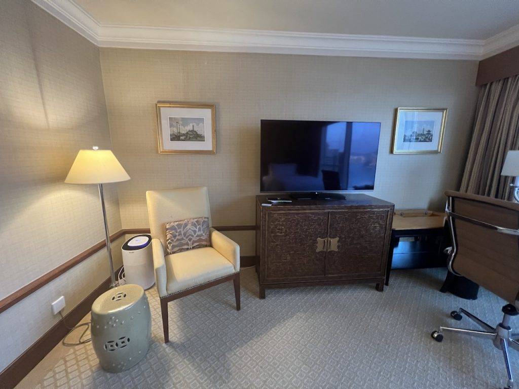 港麗酒店 房間闊落舒適，另一邊還有電視、