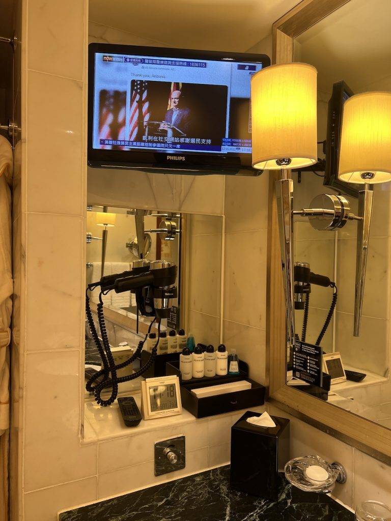 港麗酒店 浴室更有小型電視機，可以邊浸浴邊看電視！