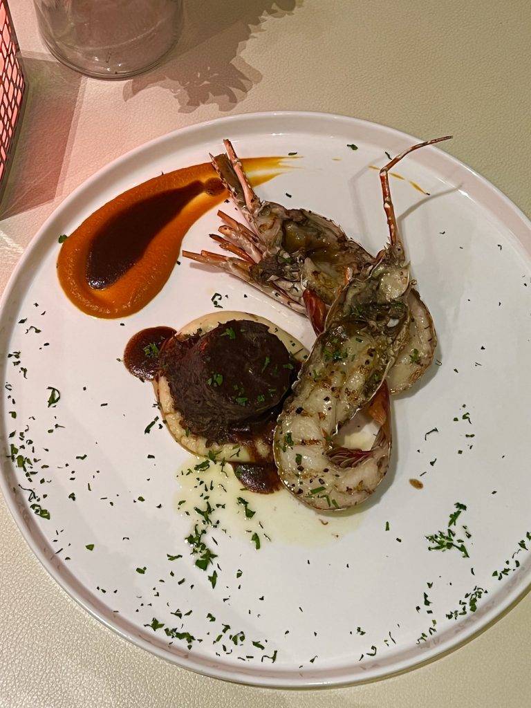 港麗酒店 海陸大餐最豐富，有焗龍蝦、燉和牛面頰